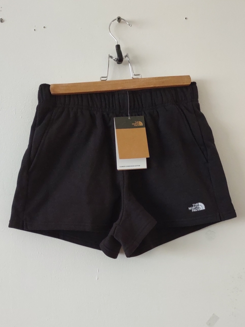 NRAND NEW W THE NORTH FACE HALF  DOME SHORT